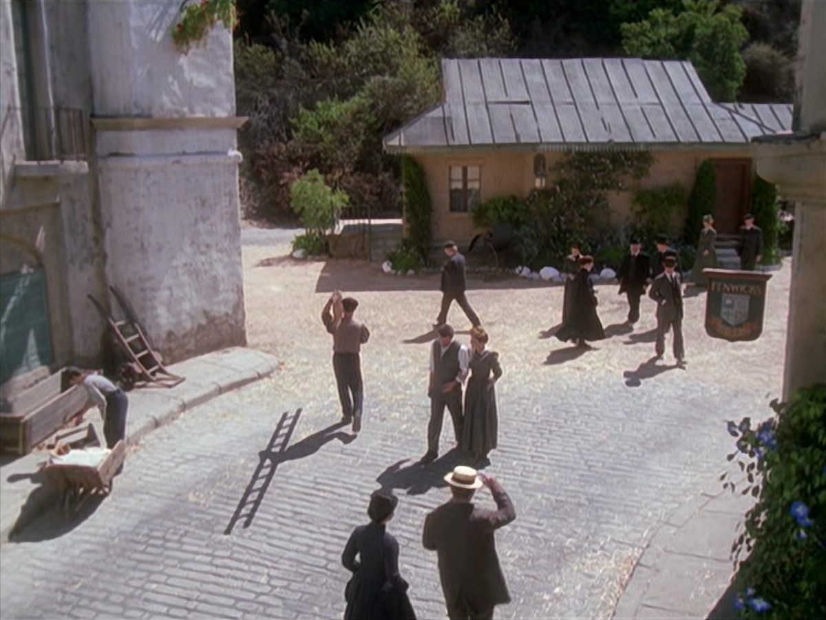 extant_StarTrek_VOY_6x11-FairHaven_01893.jpg