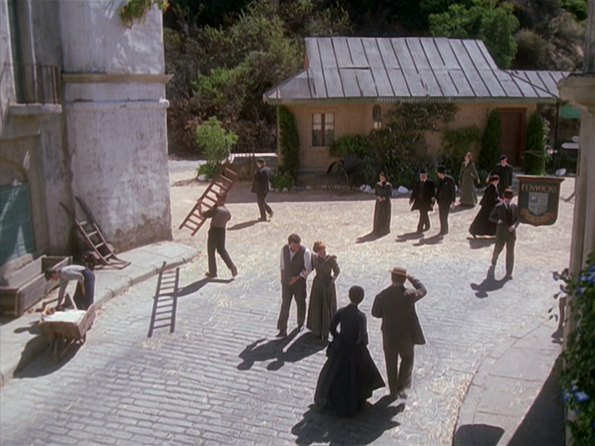 extant_StarTrek_VOY_6x11-FairHaven_01895.jpg