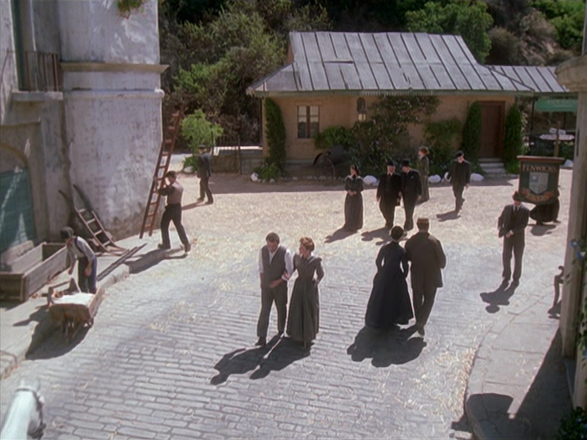 extant_StarTrek_VOY_6x11-FairHaven_01897.jpg