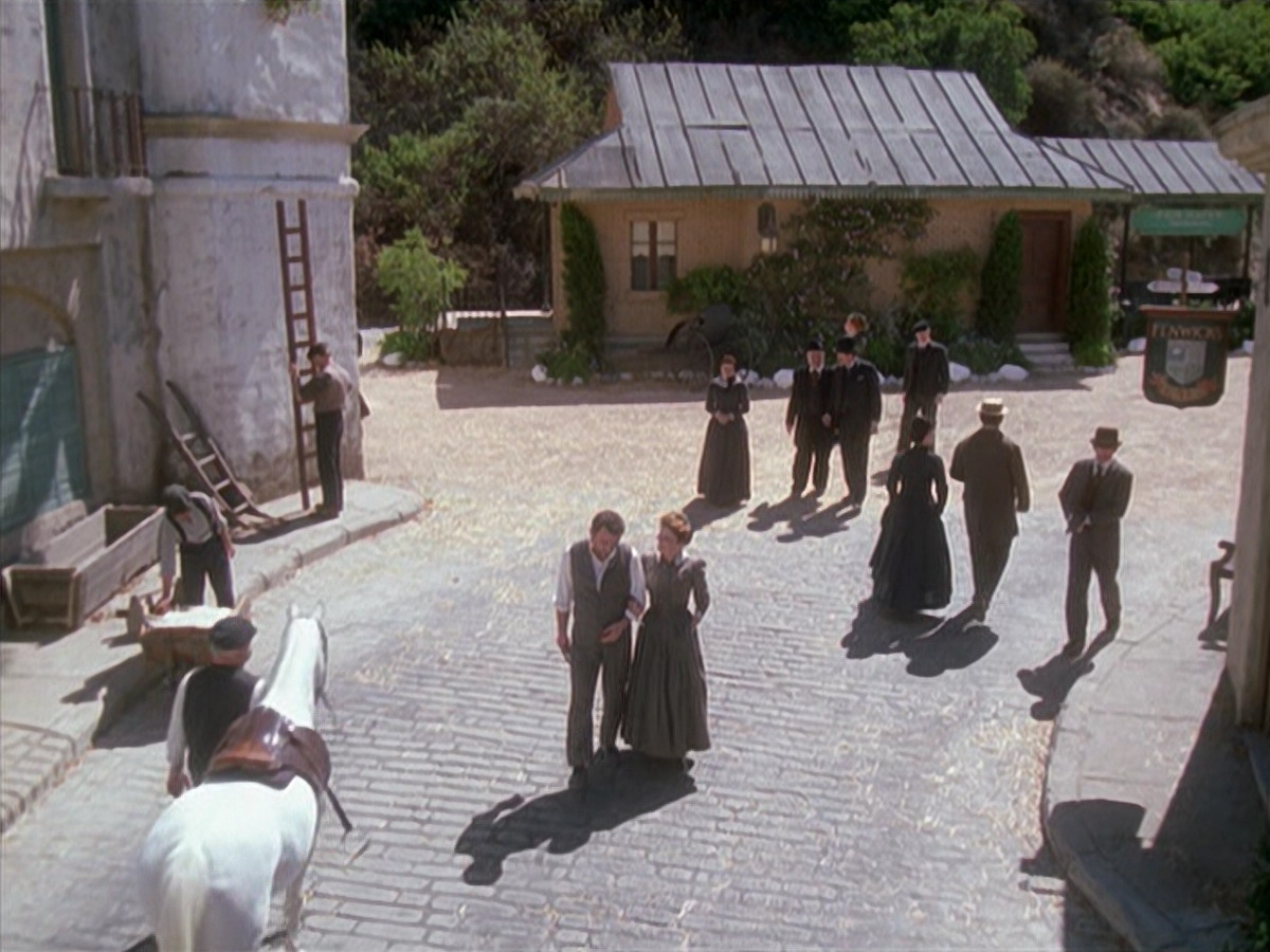 extant_StarTrek_VOY_6x11-FairHaven_01899.jpg