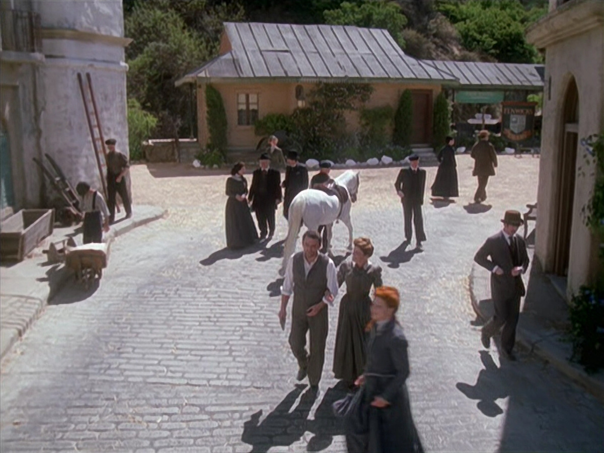 extant_StarTrek_VOY_6x11-FairHaven_01905.jpg