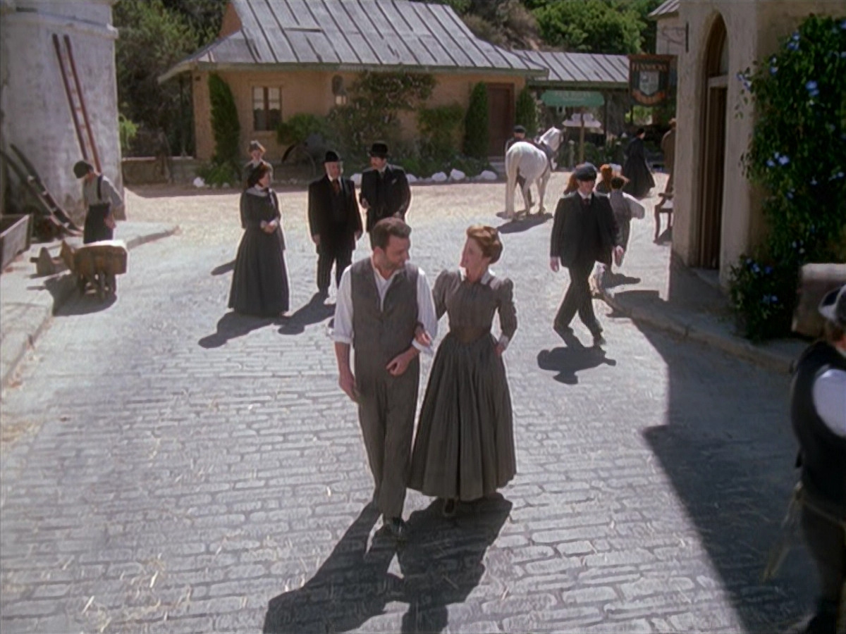 extant_StarTrek_VOY_6x11-FairHaven_01911.jpg