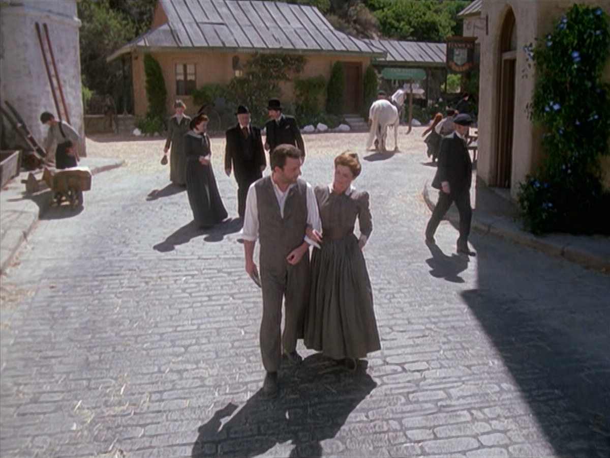 extant_StarTrek_VOY_6x11-FairHaven_01912.jpg