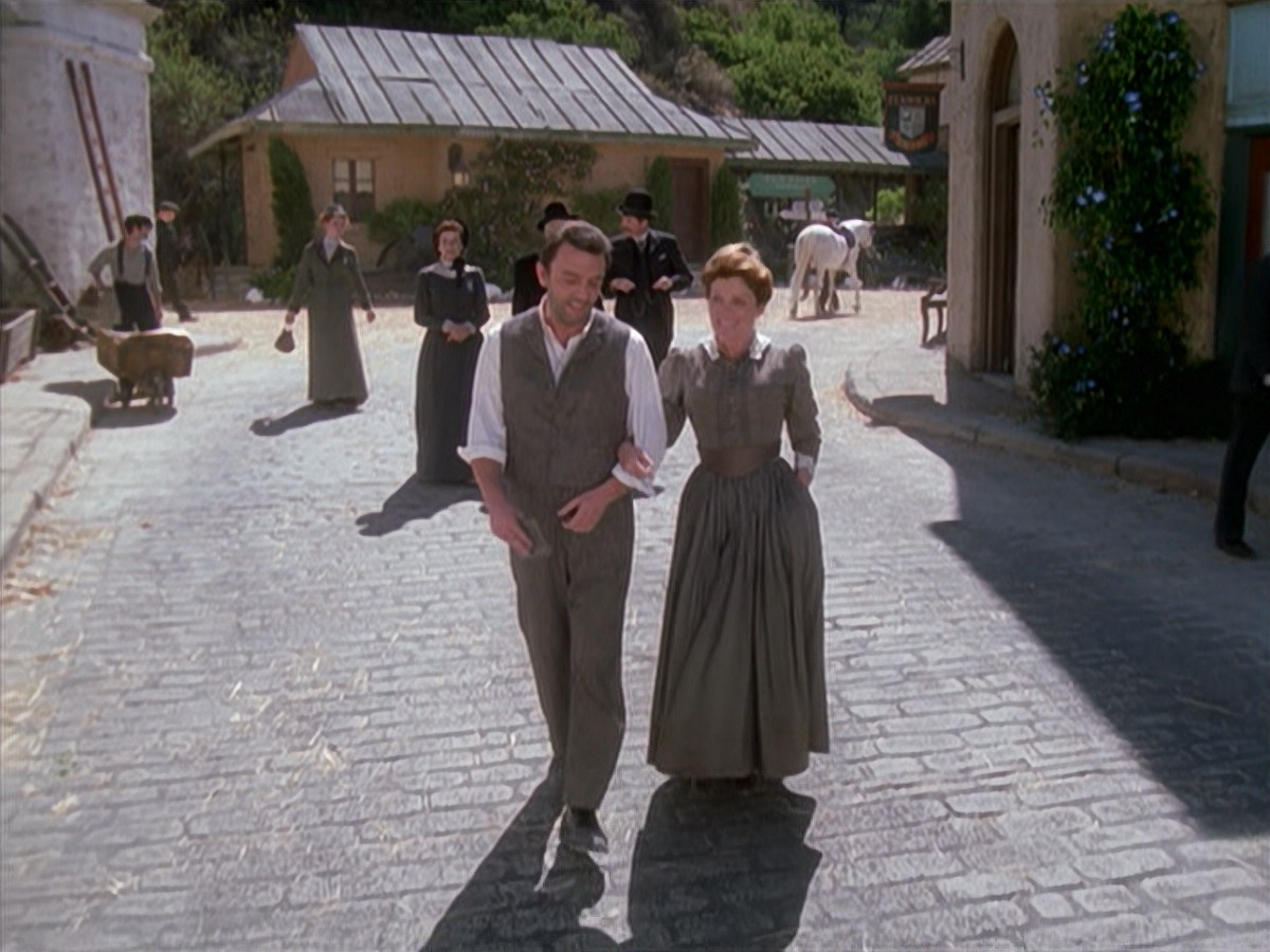 extant_StarTrek_VOY_6x11-FairHaven_01915.jpg