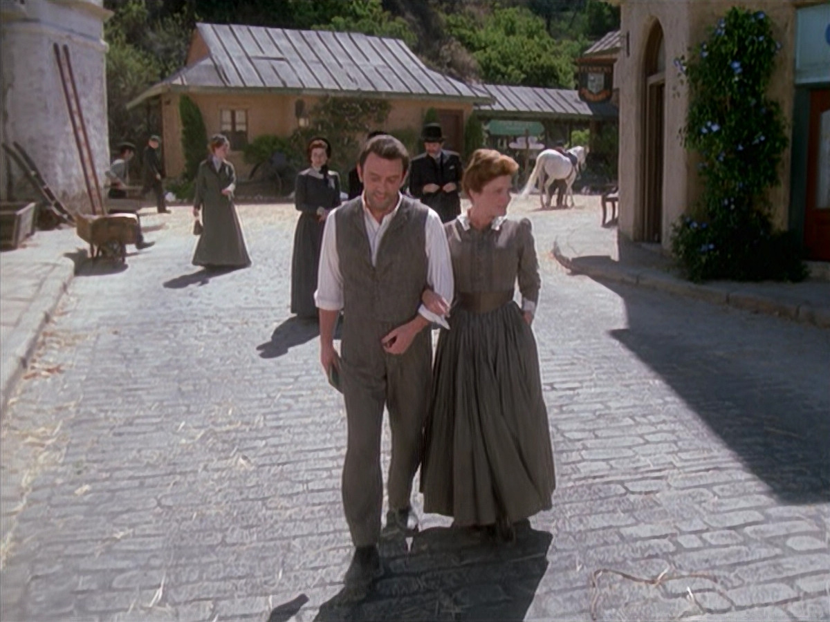 extant_StarTrek_VOY_6x11-FairHaven_01916.jpg
