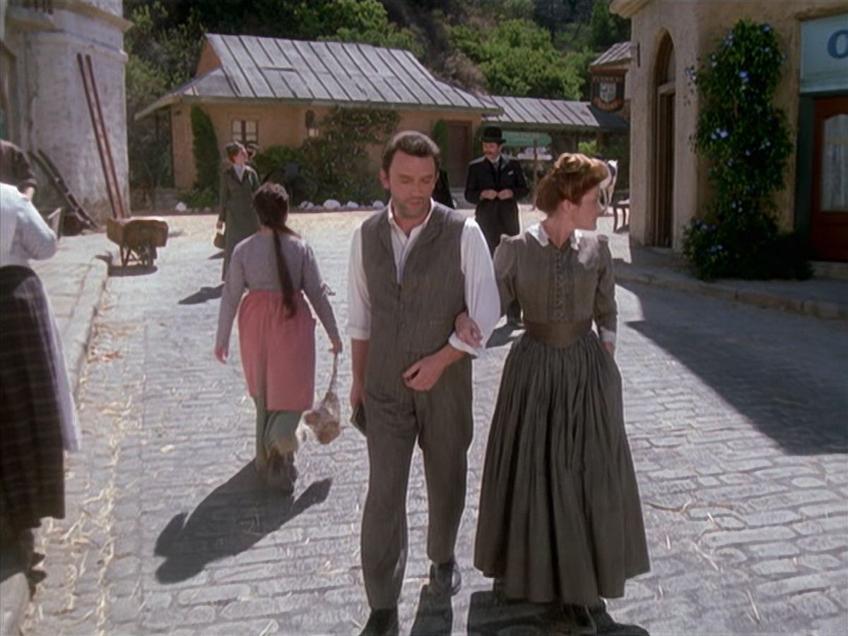 extant_StarTrek_VOY_6x11-FairHaven_01918.jpg
