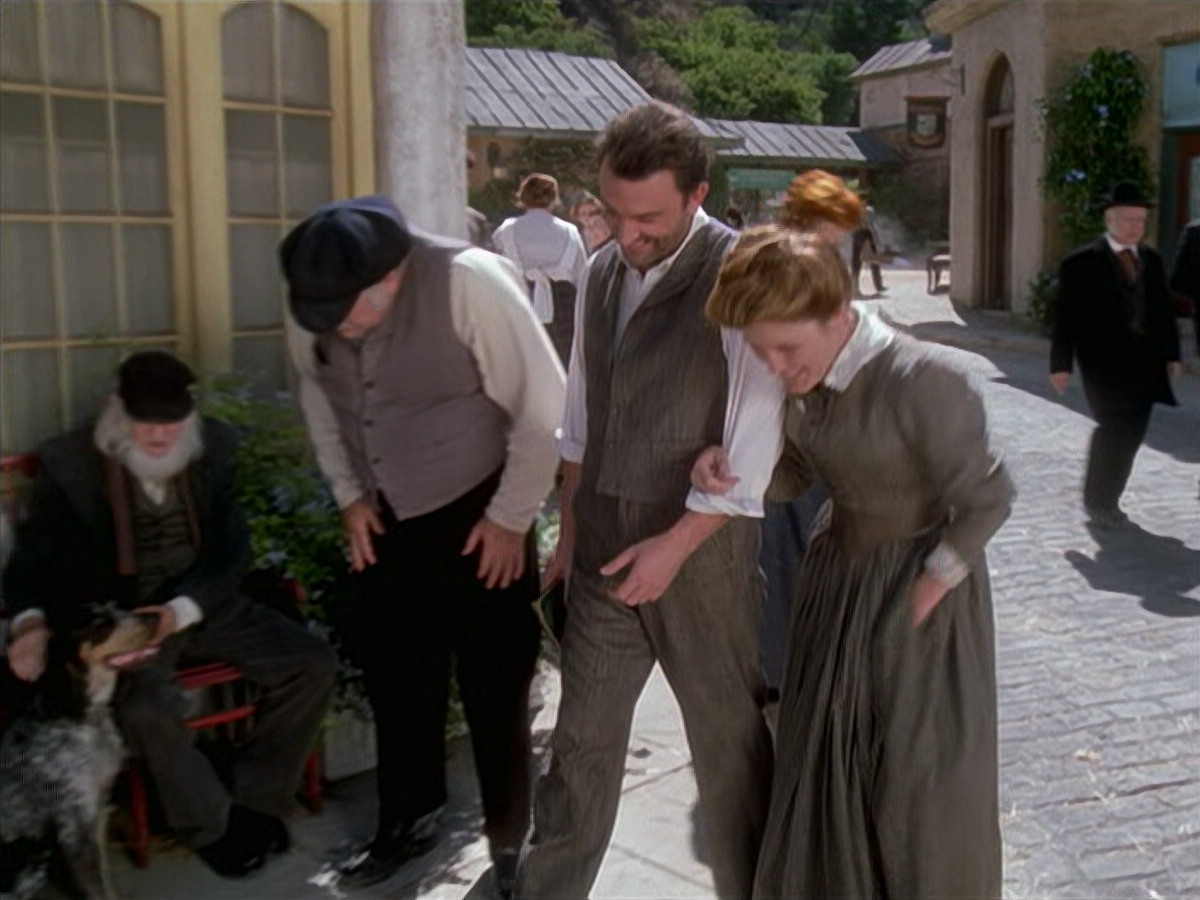 extant_StarTrek_VOY_6x11-FairHaven_01926.jpg