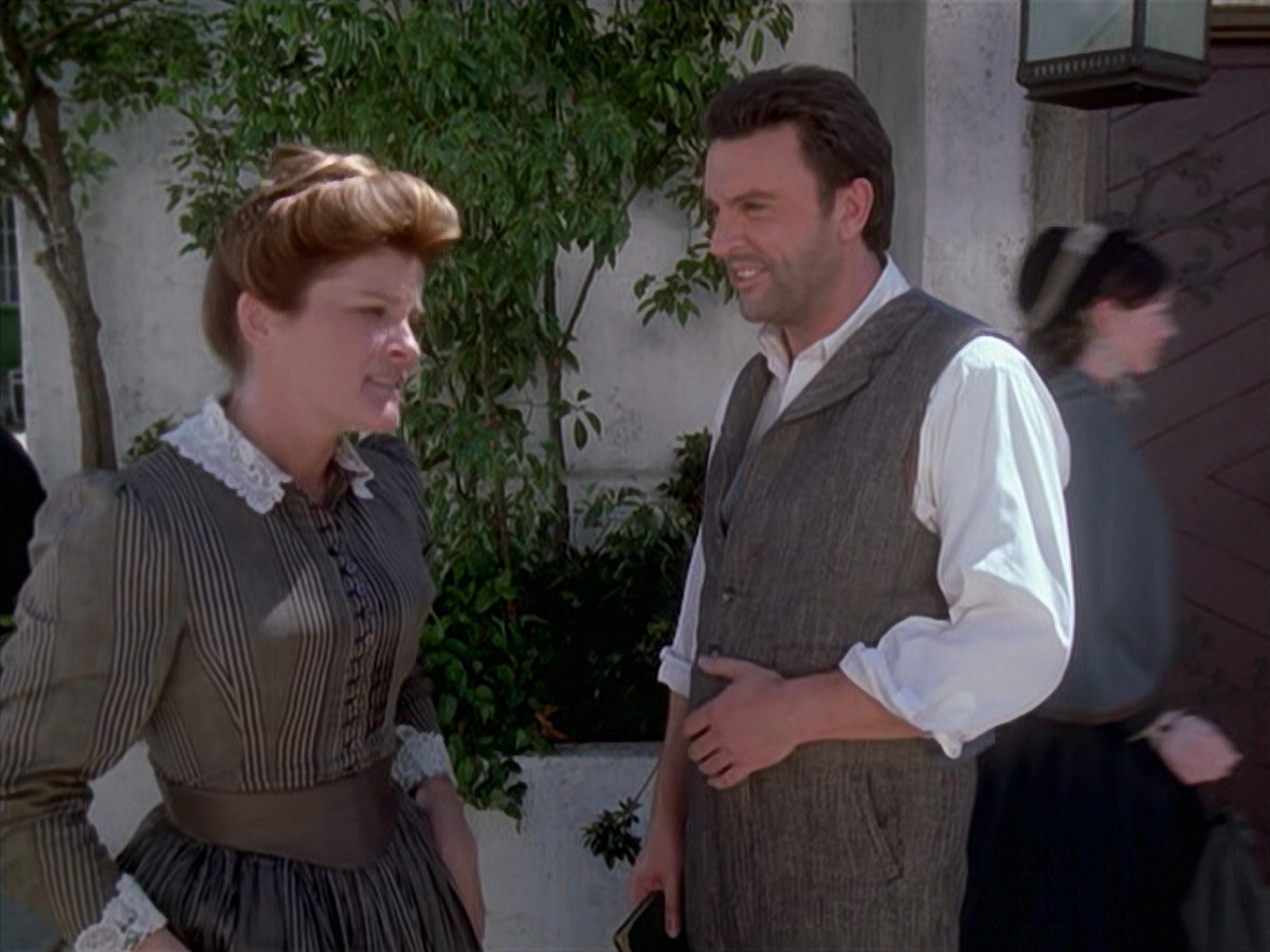 extant_StarTrek_VOY_6x11-FairHaven_01936.jpg