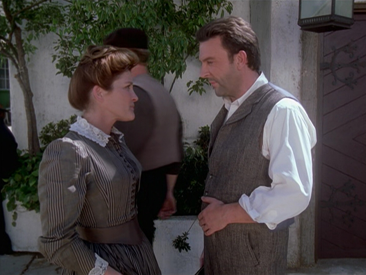 extant_StarTrek_VOY_6x11-FairHaven_01940.jpg