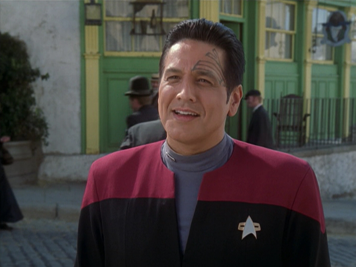 extant_StarTrek_VOY_6x11-FairHaven_01956.jpg