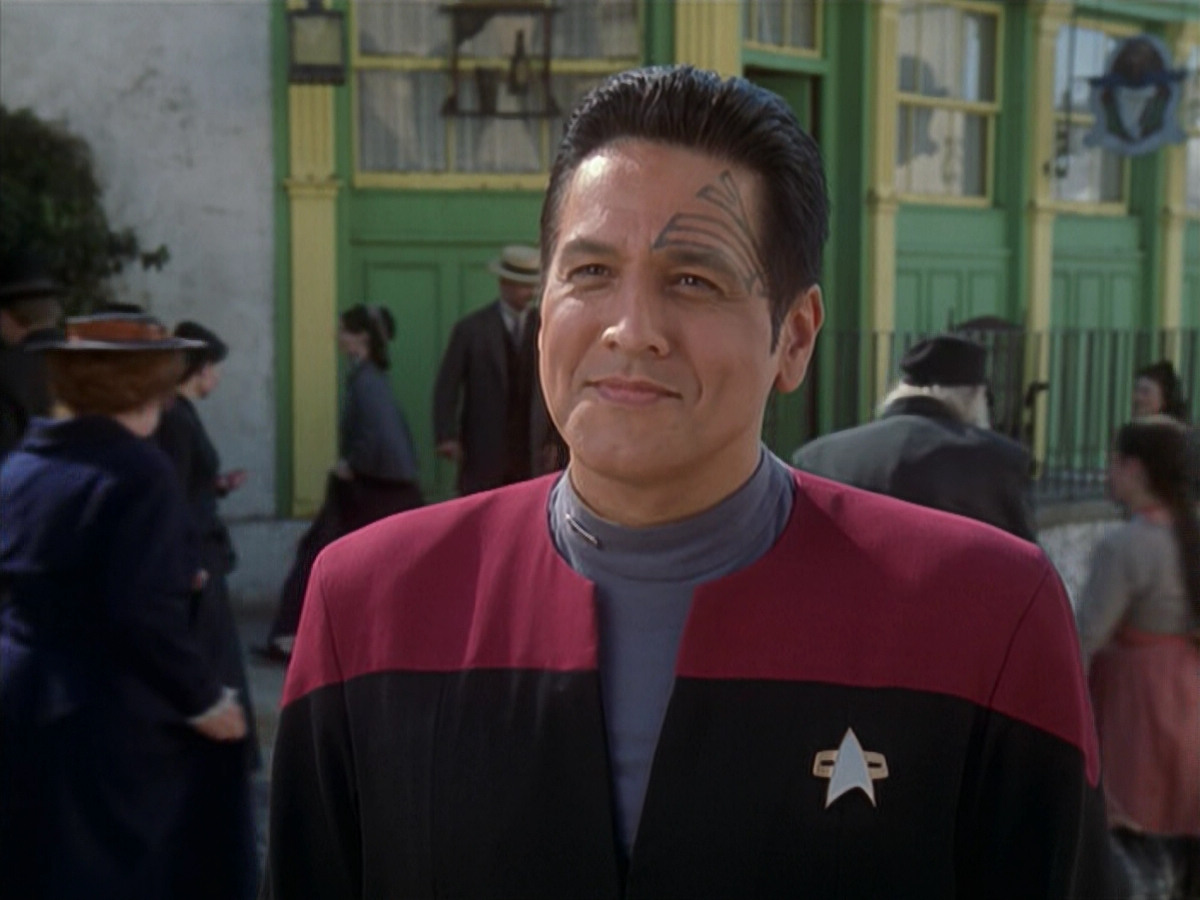 extant_StarTrek_VOY_6x11-FairHaven_01958.jpg