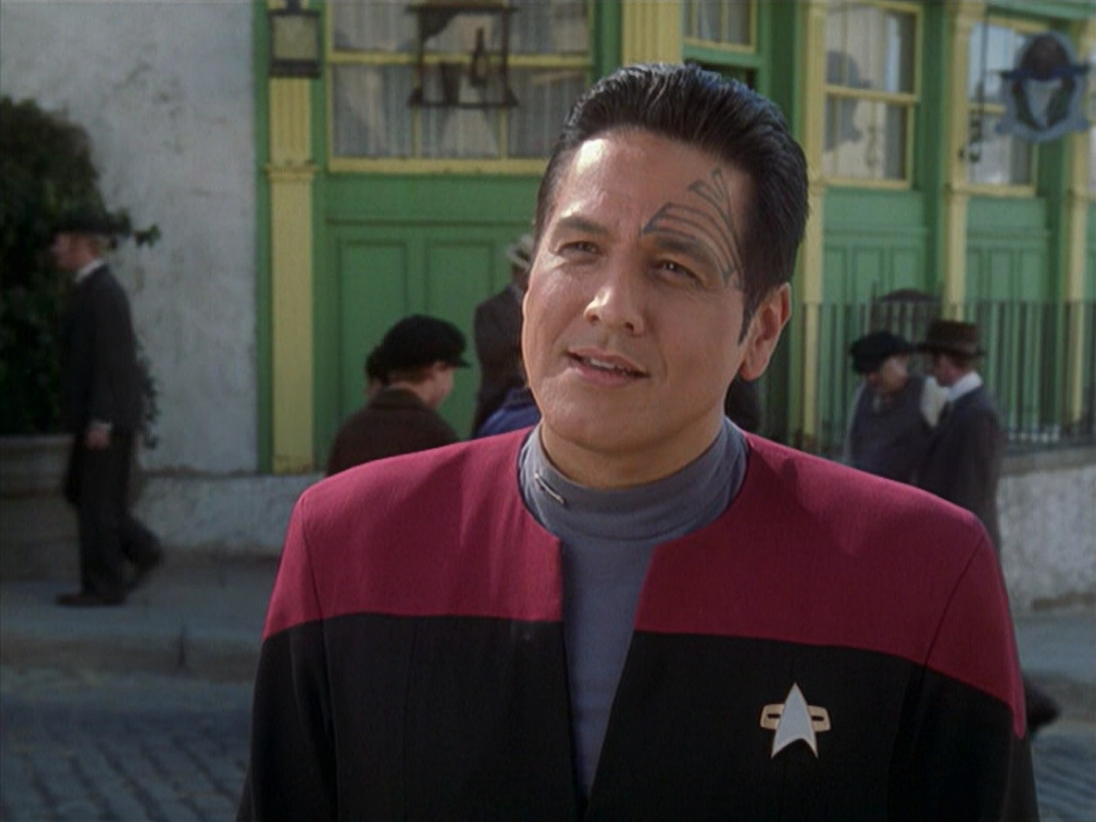 extant_StarTrek_VOY_6x11-FairHaven_01961.jpg