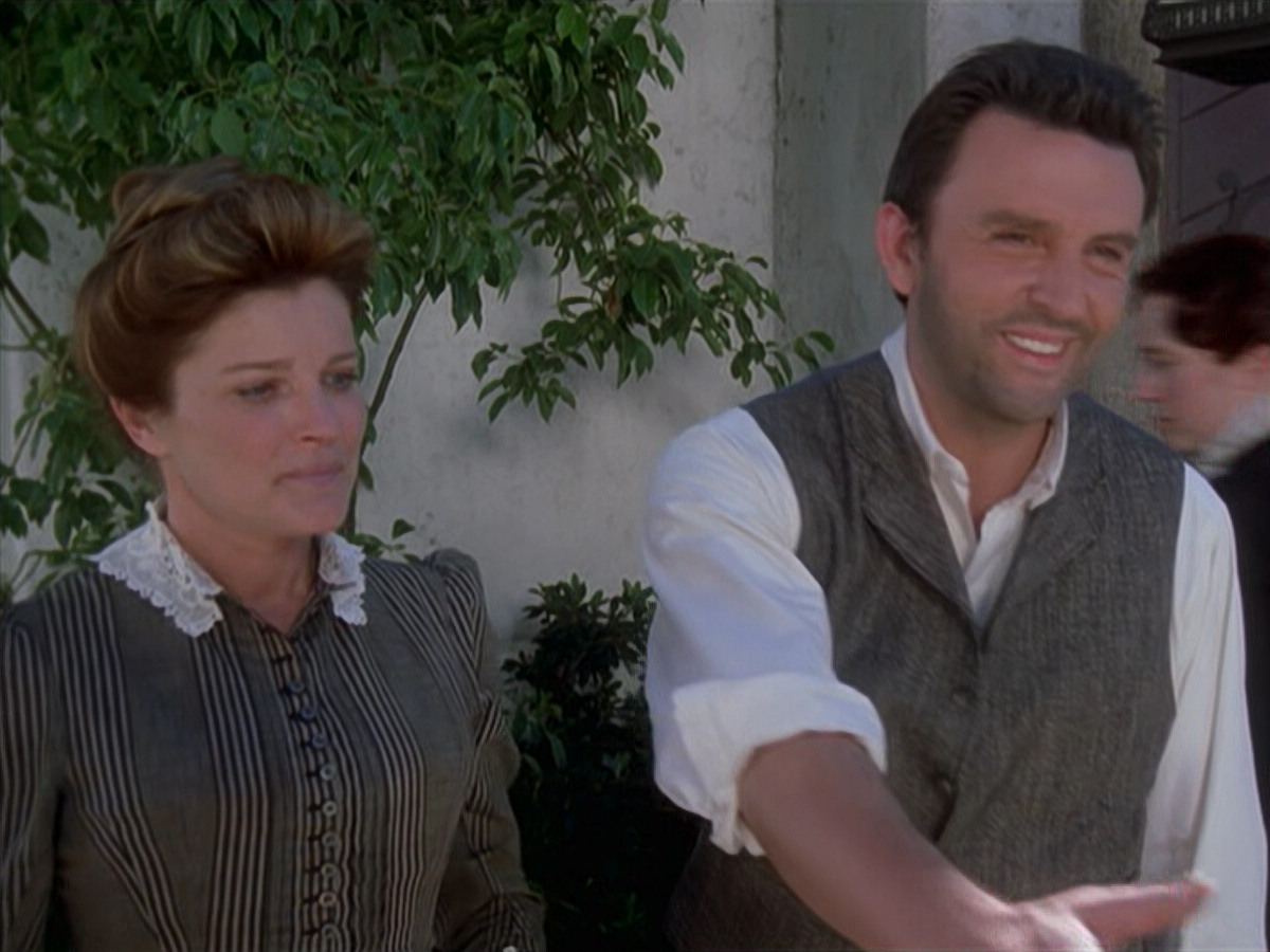 extant_StarTrek_VOY_6x11-FairHaven_01964.jpg
