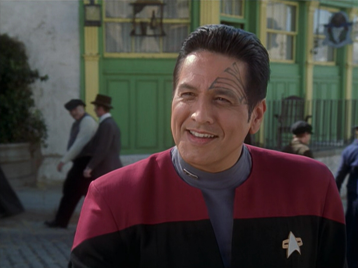 extant_StarTrek_VOY_6x11-FairHaven_01966.jpg