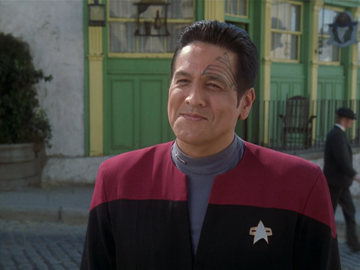 extant_StarTrek_VOY_6x11-FairHaven_01972.jpg