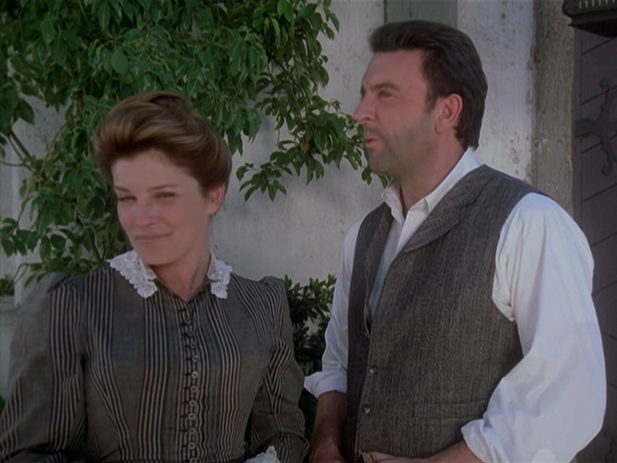 extant_StarTrek_VOY_6x11-FairHaven_01975.jpg