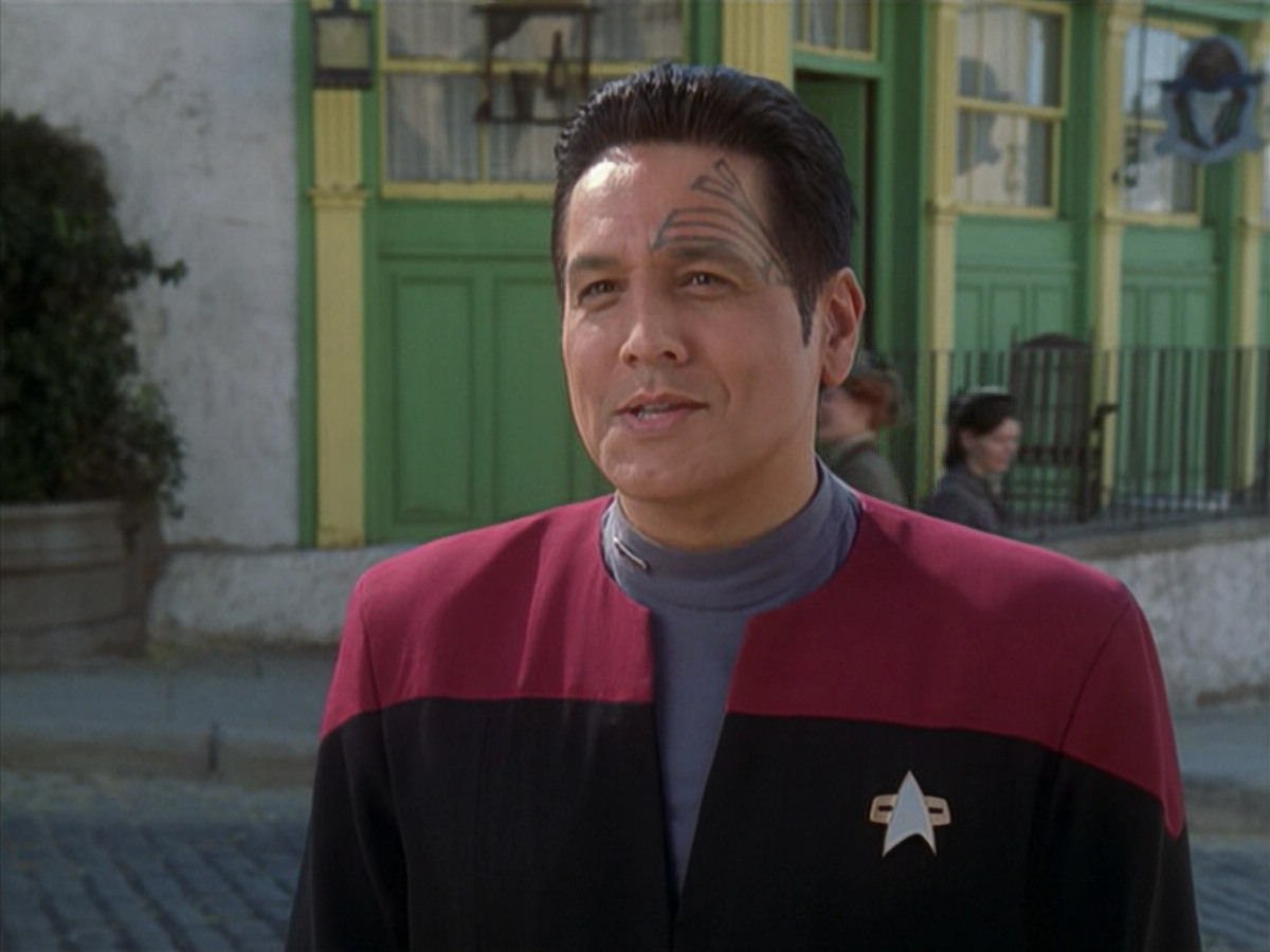 extant_StarTrek_VOY_6x11-FairHaven_01984.jpg