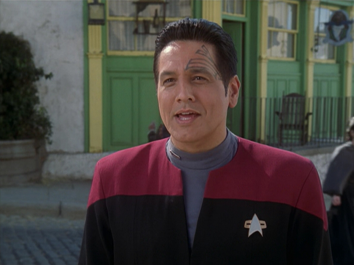 extant_StarTrek_VOY_6x11-FairHaven_01985.jpg