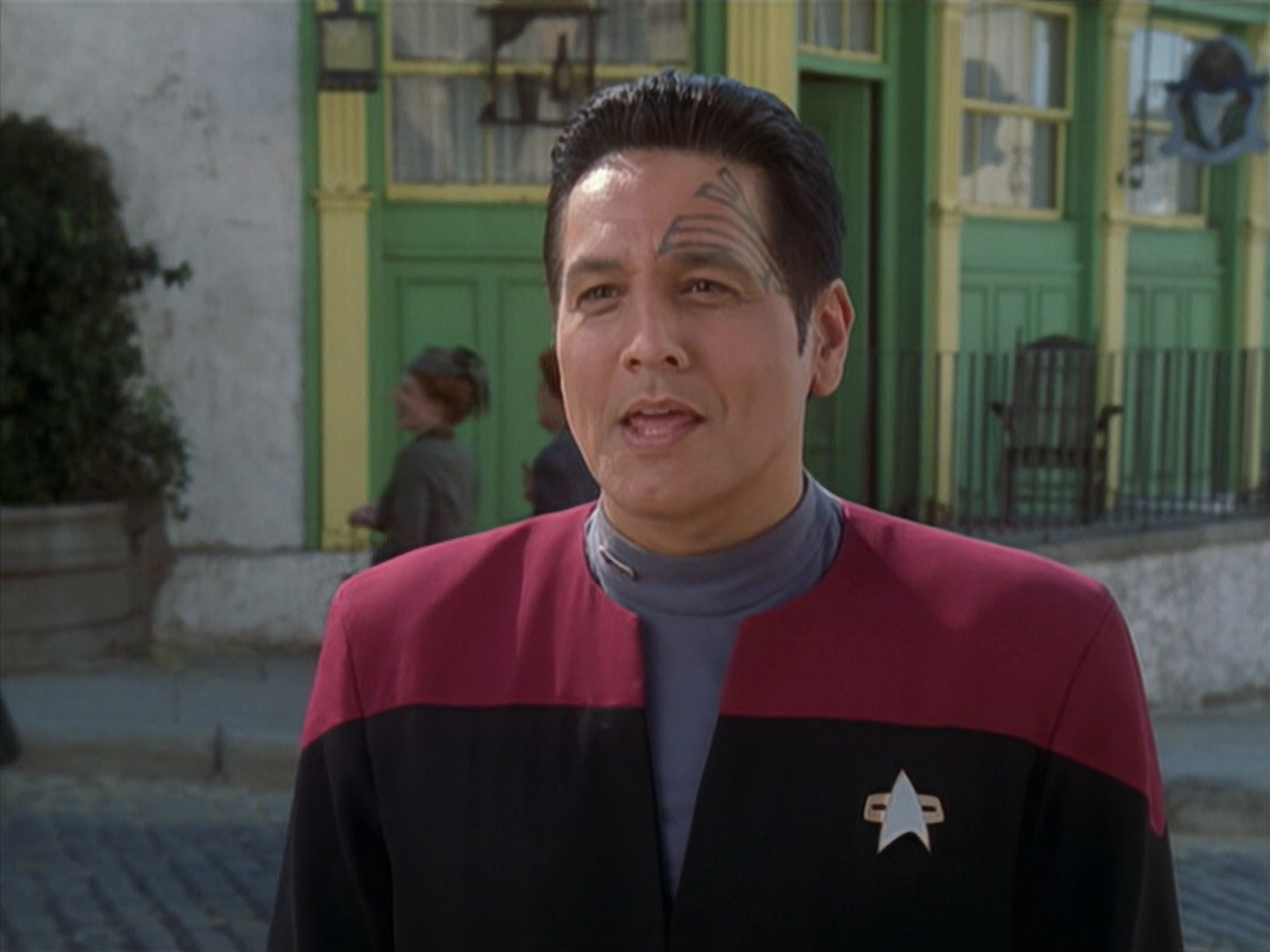 extant_StarTrek_VOY_6x11-FairHaven_01986.jpg