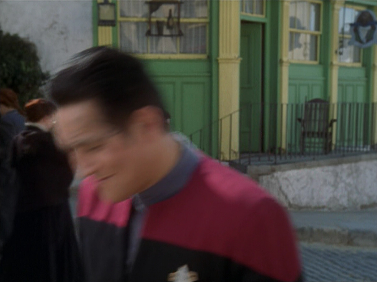 extant_StarTrek_VOY_6x11-FairHaven_01989.jpg
