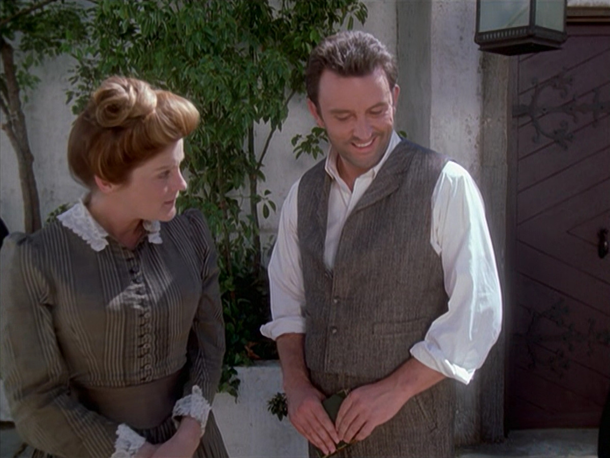 extant_StarTrek_VOY_6x11-FairHaven_01991.jpg