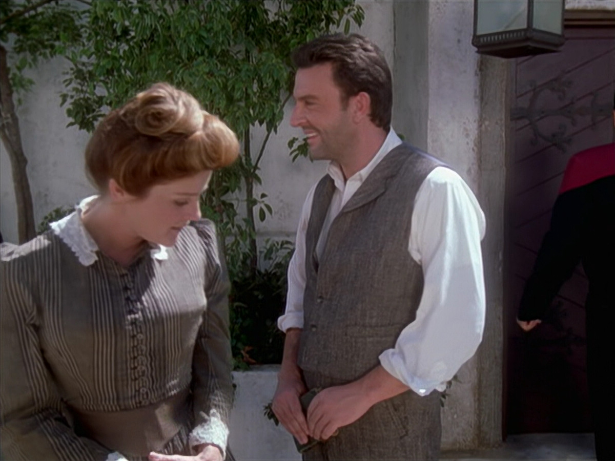 extant_StarTrek_VOY_6x11-FairHaven_01992.jpg