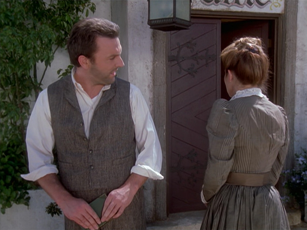 extant_StarTrek_VOY_6x11-FairHaven_01997.jpg