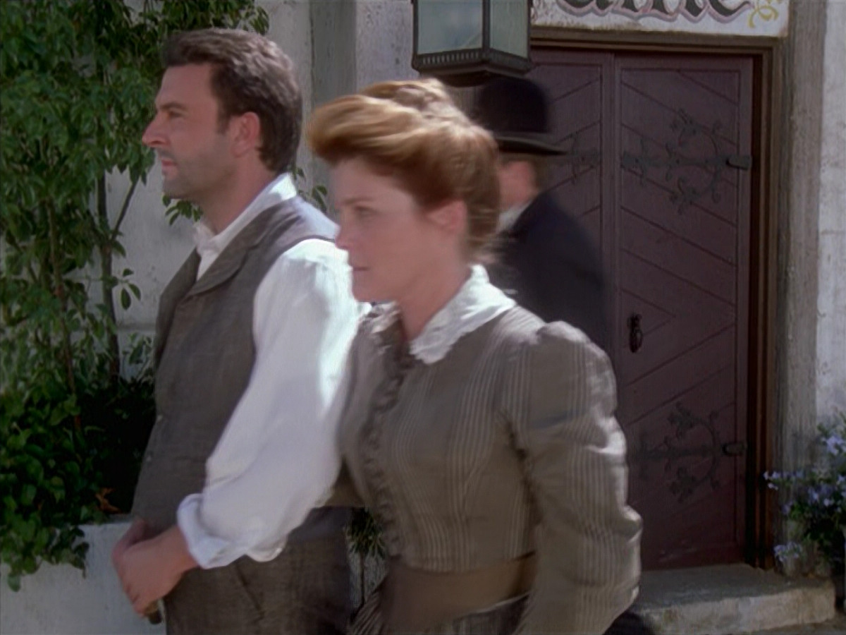 extant_StarTrek_VOY_6x11-FairHaven_02003.jpg