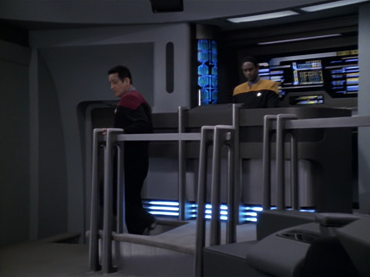 extant_StarTrek_VOY_6x11-FairHaven_02010.jpg