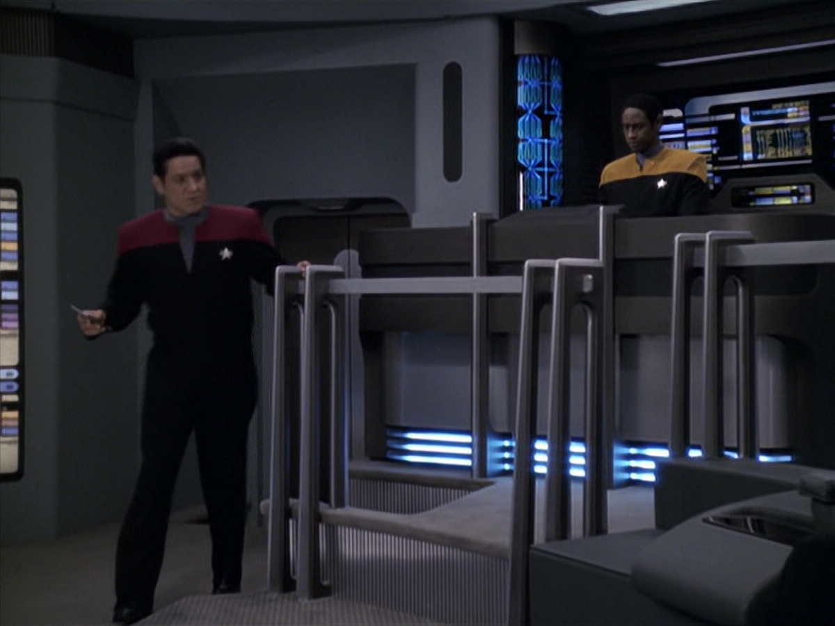extant_StarTrek_VOY_6x11-FairHaven_02011.jpg