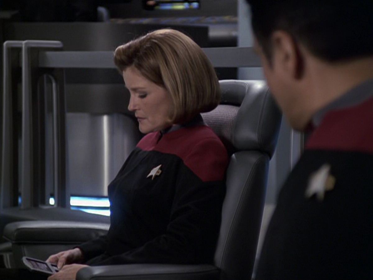 extant_StarTrek_VOY_6x11-FairHaven_02051.jpg