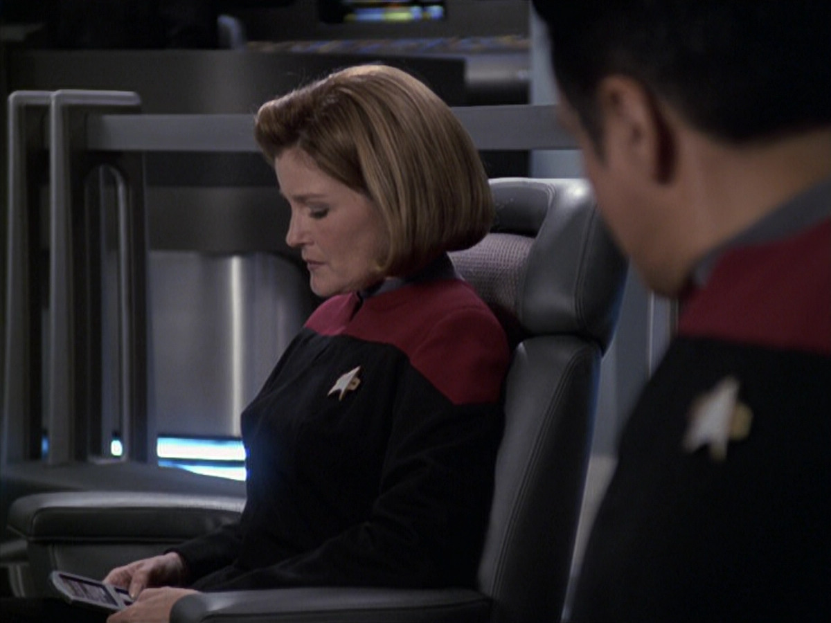 extant_StarTrek_VOY_6x11-FairHaven_02052.jpg