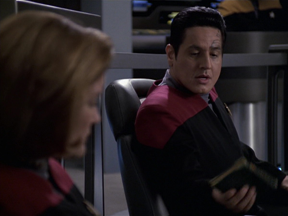 extant_StarTrek_VOY_6x11-FairHaven_02055.jpg