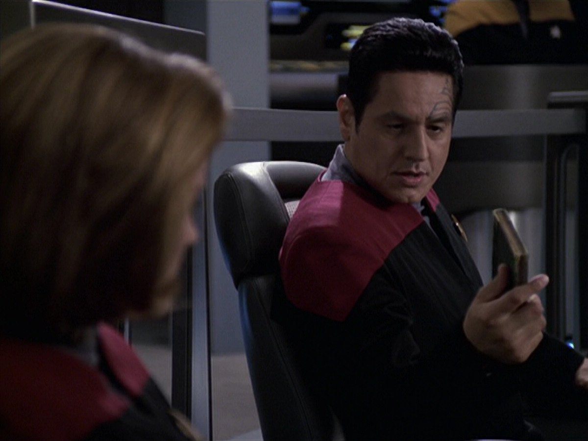extant_StarTrek_VOY_6x11-FairHaven_02056.jpg