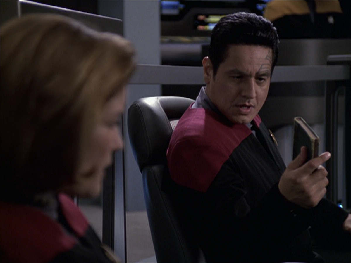 extant_StarTrek_VOY_6x11-FairHaven_02057.jpg