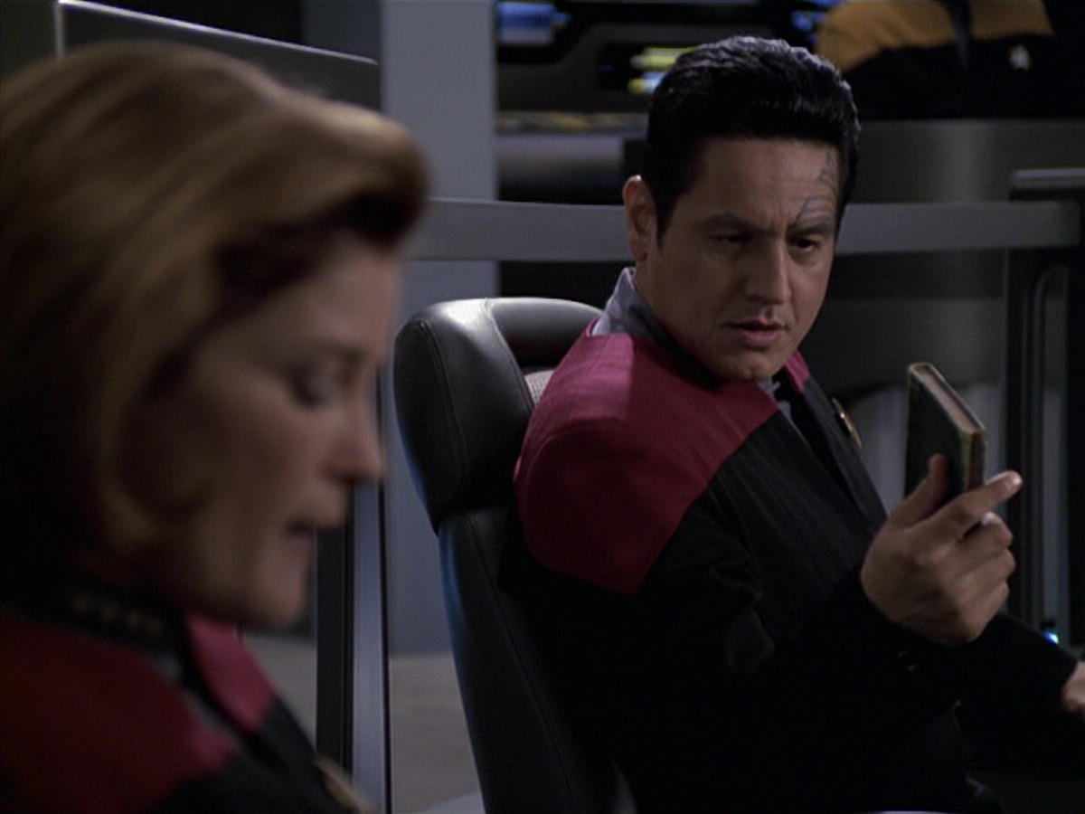 extant_StarTrek_VOY_6x11-FairHaven_02058.jpg