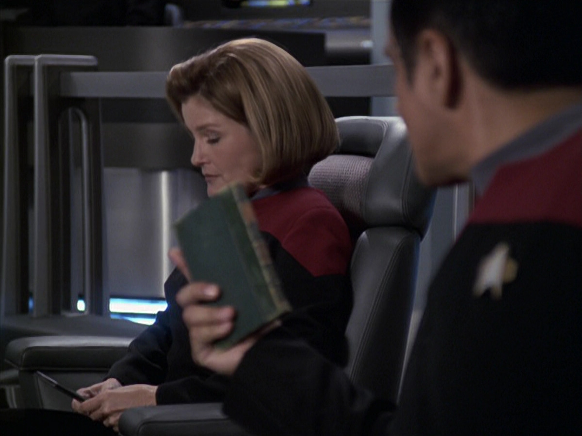 extant_StarTrek_VOY_6x11-FairHaven_02060.jpg
