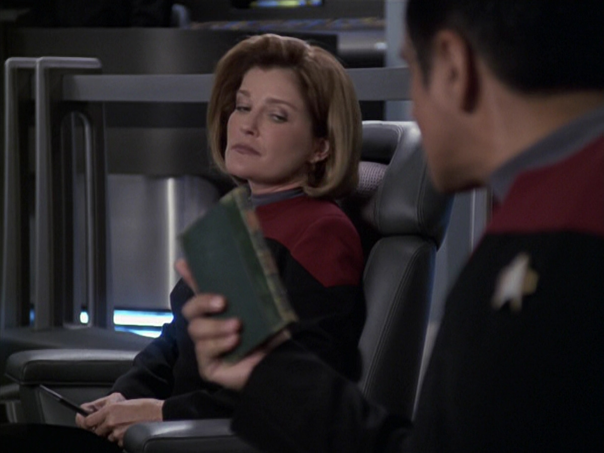 extant_StarTrek_VOY_6x11-FairHaven_02061.jpg