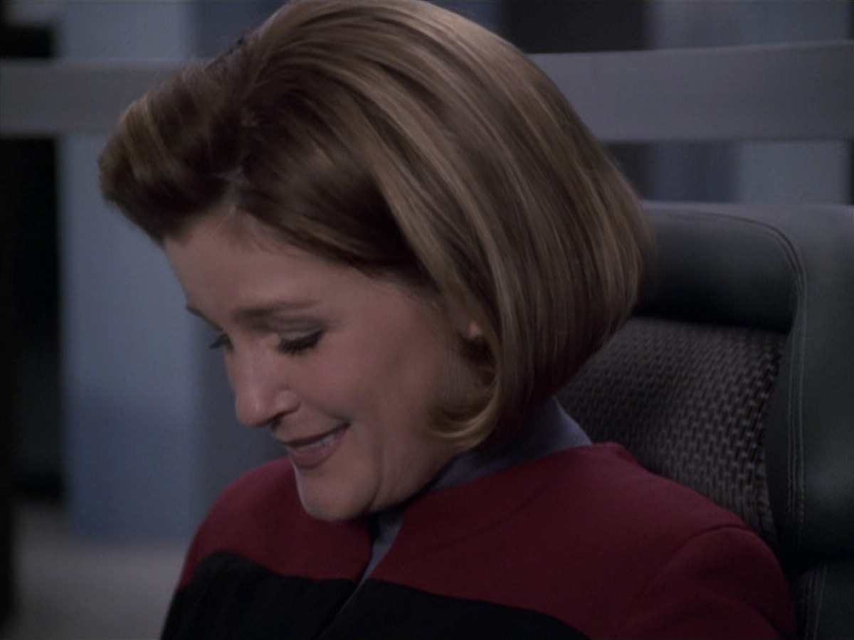 extant_StarTrek_VOY_6x11-FairHaven_02081.jpg