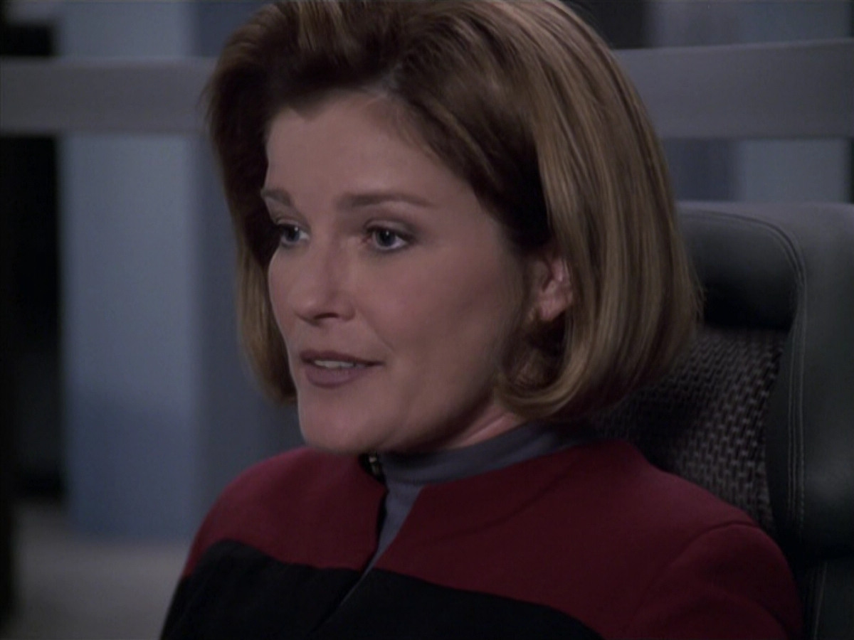 extant_StarTrek_VOY_6x11-FairHaven_02082.jpg