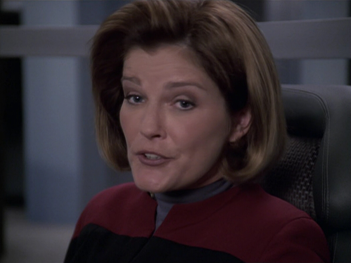 extant_StarTrek_VOY_6x11-FairHaven_02084.jpg
