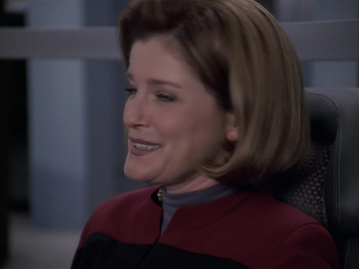 extant_StarTrek_VOY_6x11-FairHaven_02095.jpg