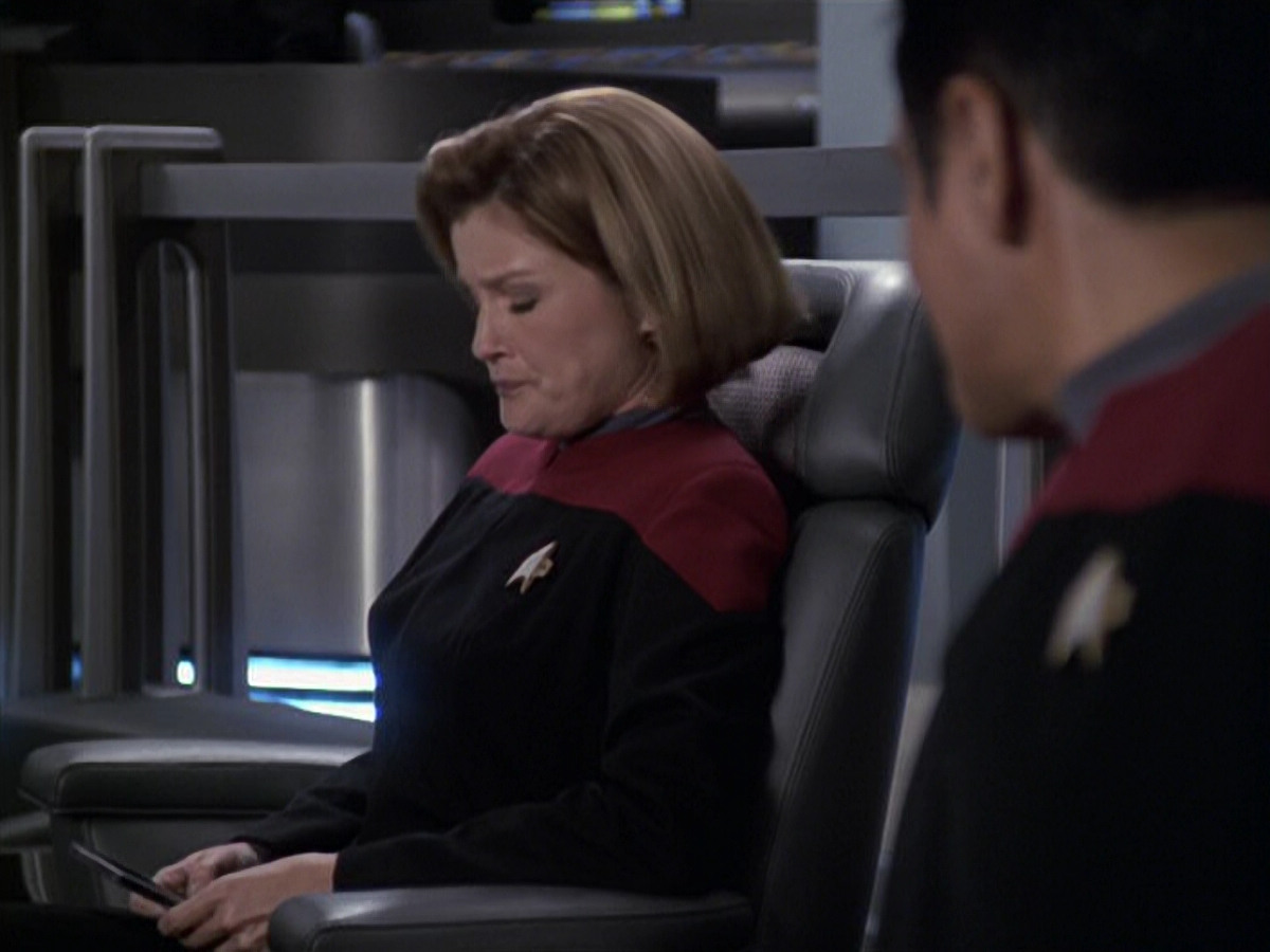 extant_StarTrek_VOY_6x11-FairHaven_02108.jpg