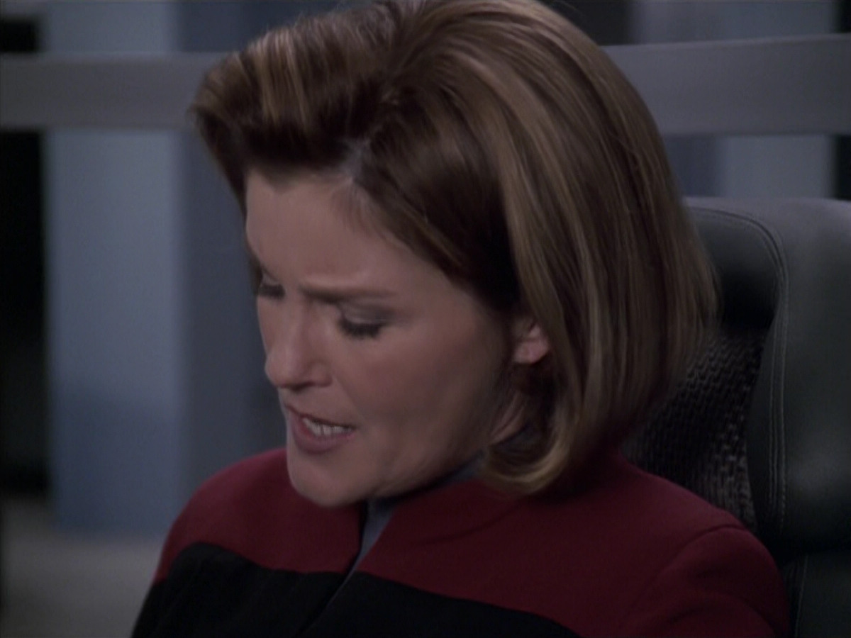 extant_StarTrek_VOY_6x11-FairHaven_02111.jpg