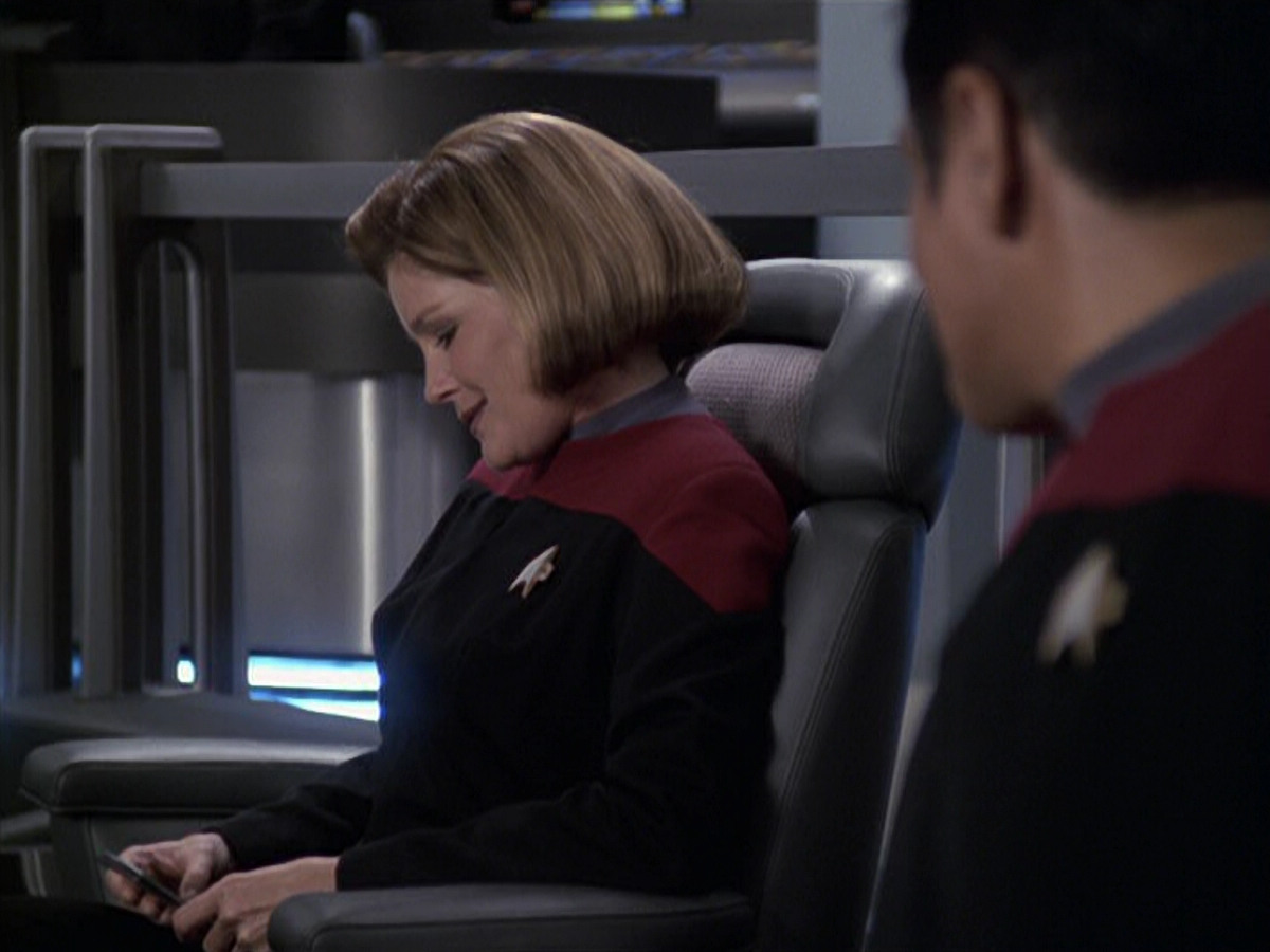 extant_StarTrek_VOY_6x11-FairHaven_02127.jpg