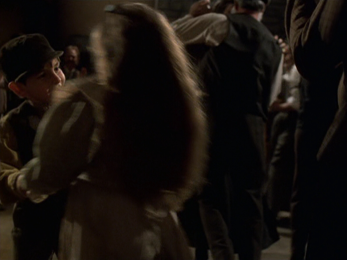 extant_StarTrek_VOY_6x11-FairHaven_02153.jpg
