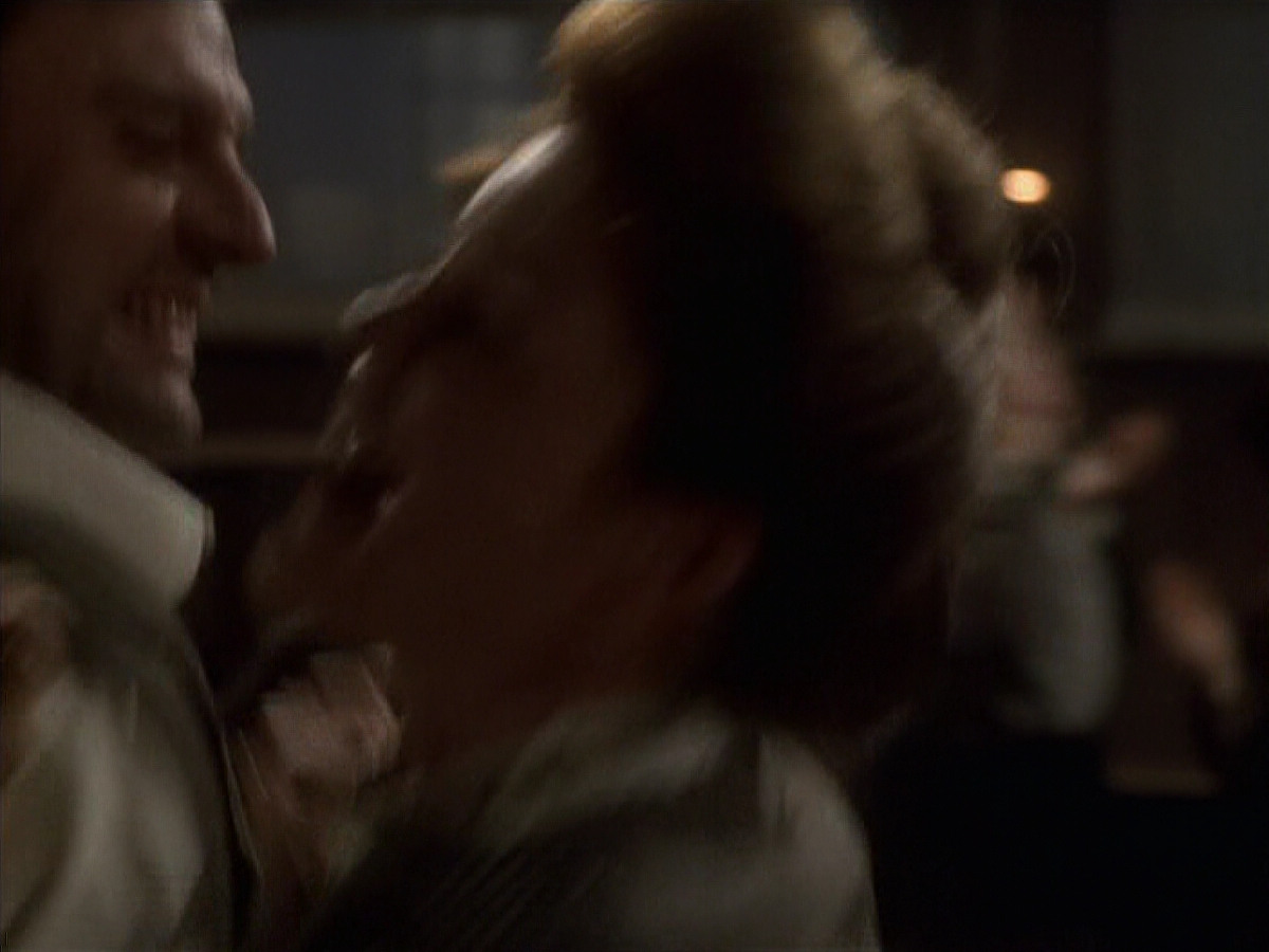 extant_StarTrek_VOY_6x11-FairHaven_02155.jpg