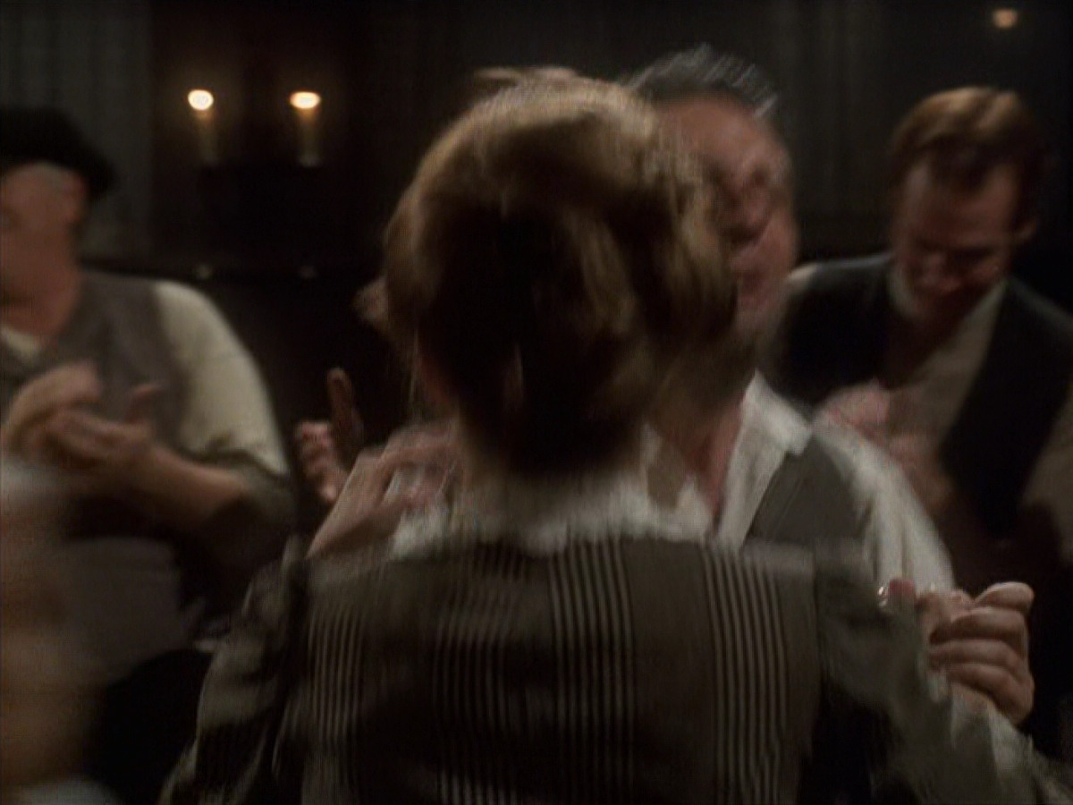 extant_StarTrek_VOY_6x11-FairHaven_02163.jpg