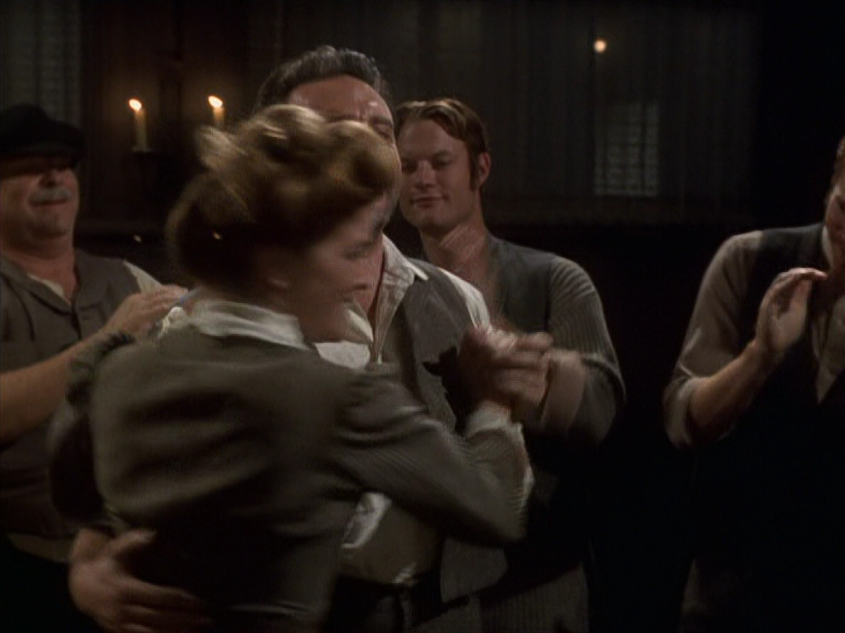 extant_StarTrek_VOY_6x11-FairHaven_02165.jpg