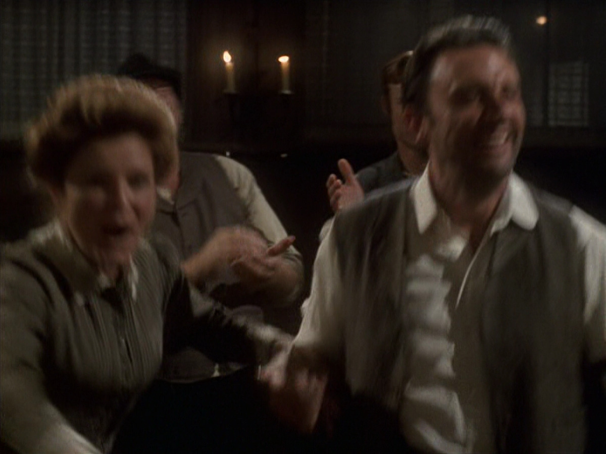 extant_StarTrek_VOY_6x11-FairHaven_02166.jpg